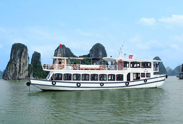 Ảnh tàu du lịch tại Cát Bà